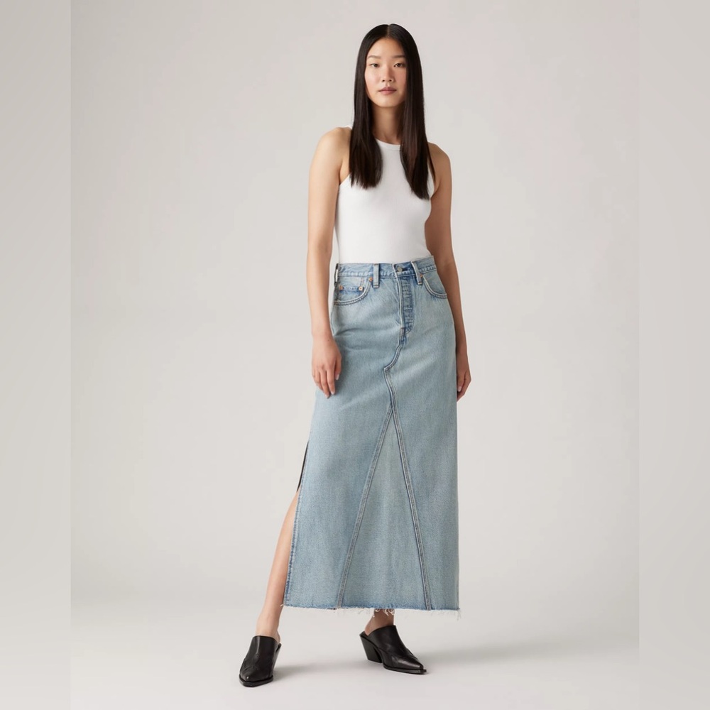 NWT Levi's light wash Blue Denim Skirt with side slit size 28
